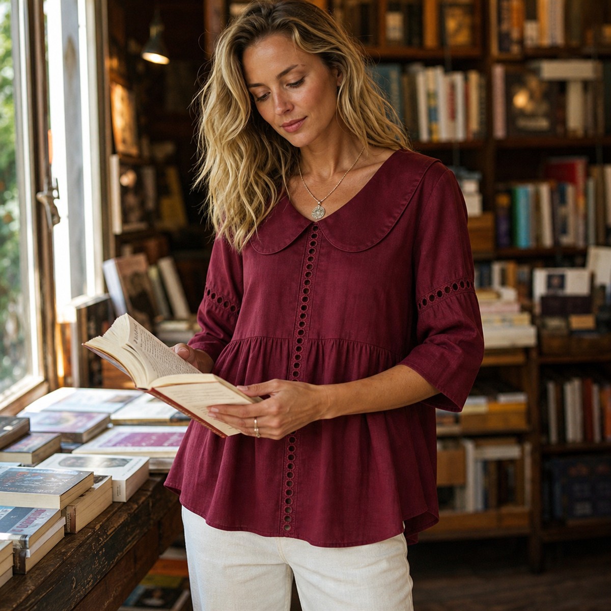 Femme portant la chemise bordeaux dans une librairie française lumineuse