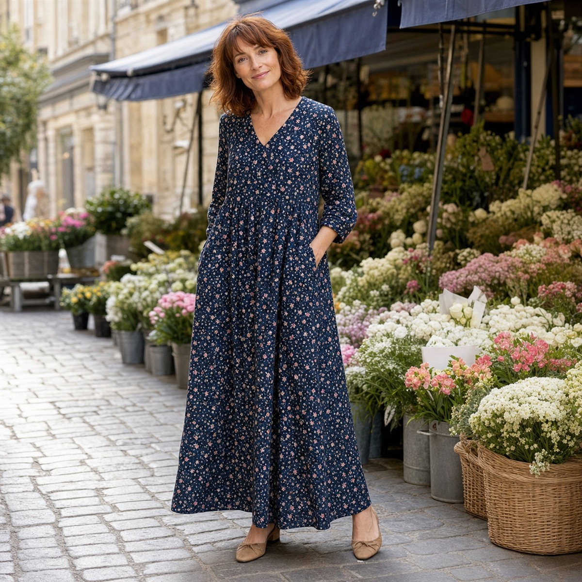 Femme portant la robe longue fleurie bleu marine au march&eacute; aux fleurs de Bordeaux