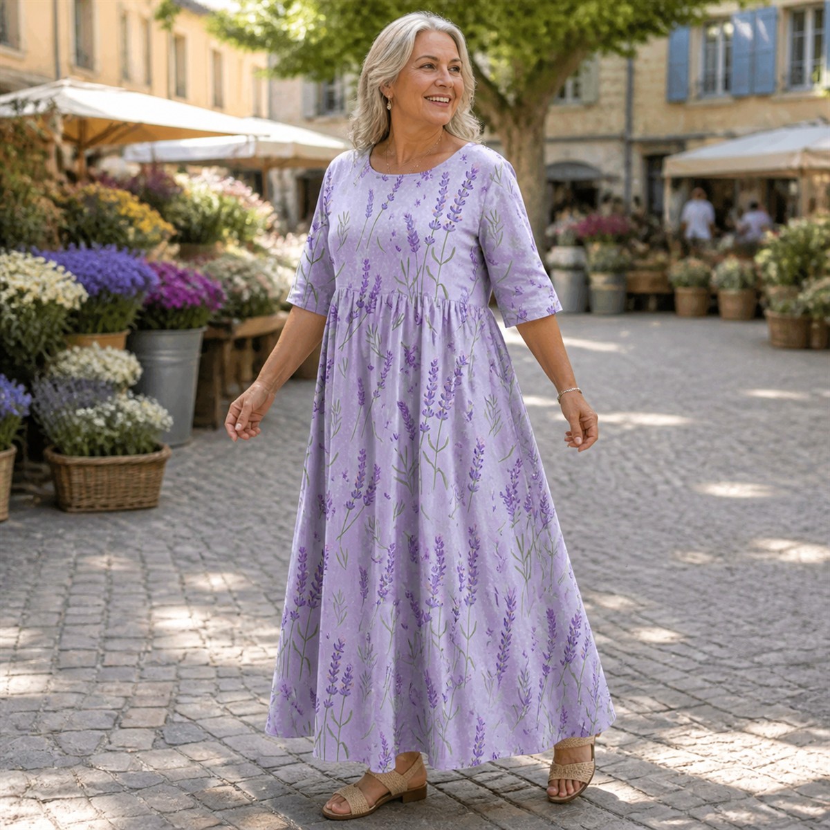 Femme portant une robe imprim&eacute;e au bord de la mer dans un village fran&ccedil;ais