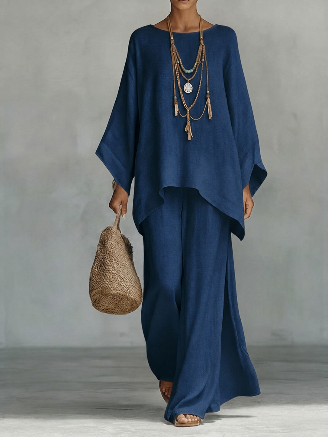 Ensemble femme bleu marine avec haut cape