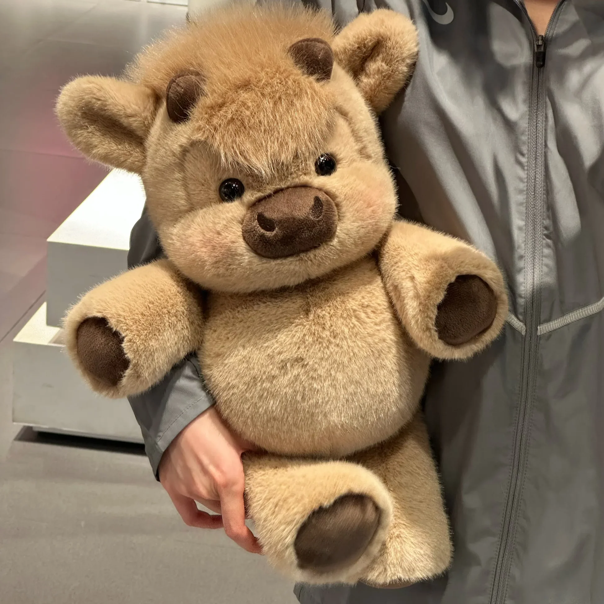 Cute Running Scottish Highland Cow Stuffed Animal（Size: H 16.5" / H 42cm）