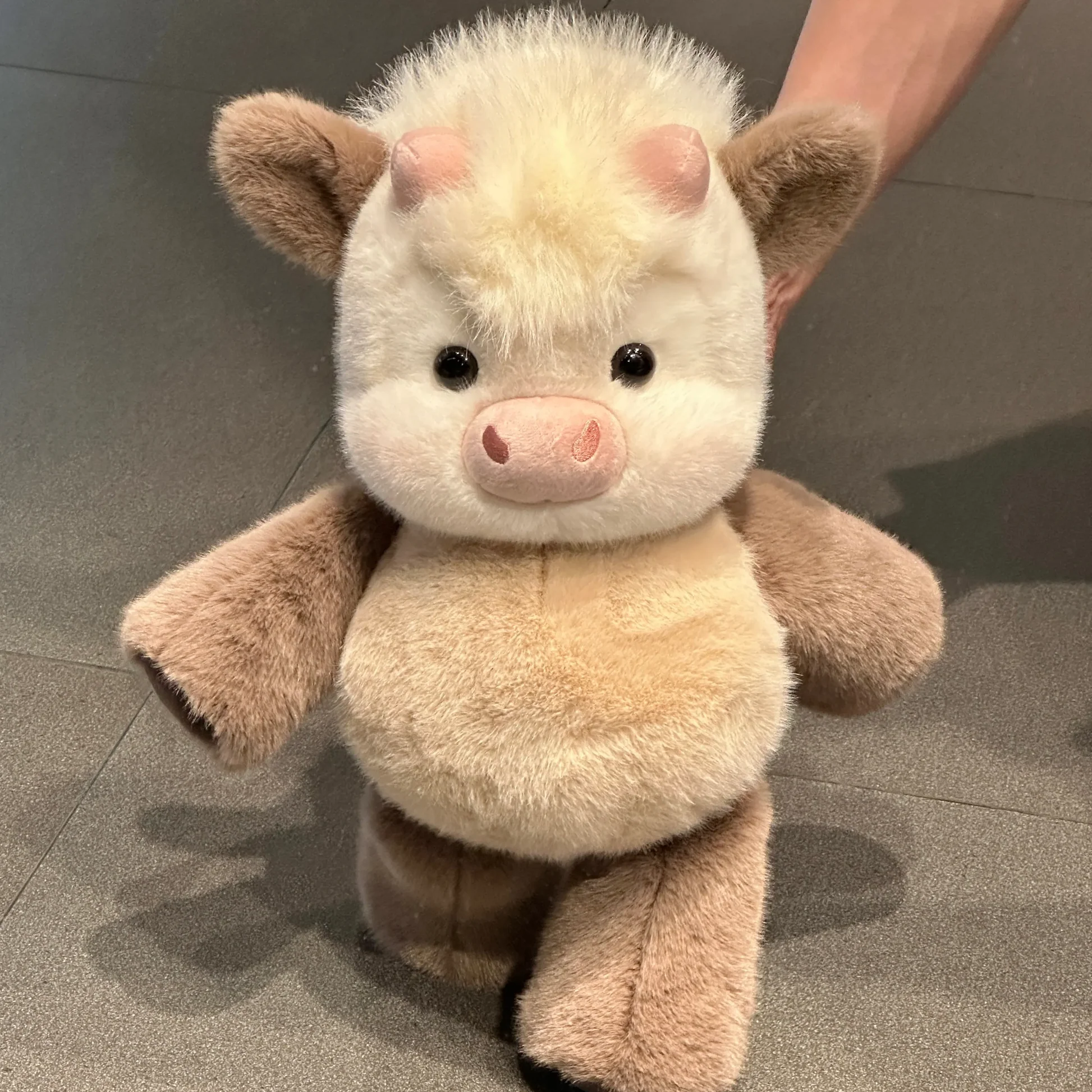 Cute Running Scottish Highland Cow Stuffed Animal（Size: H 16.5" / H 42cm）