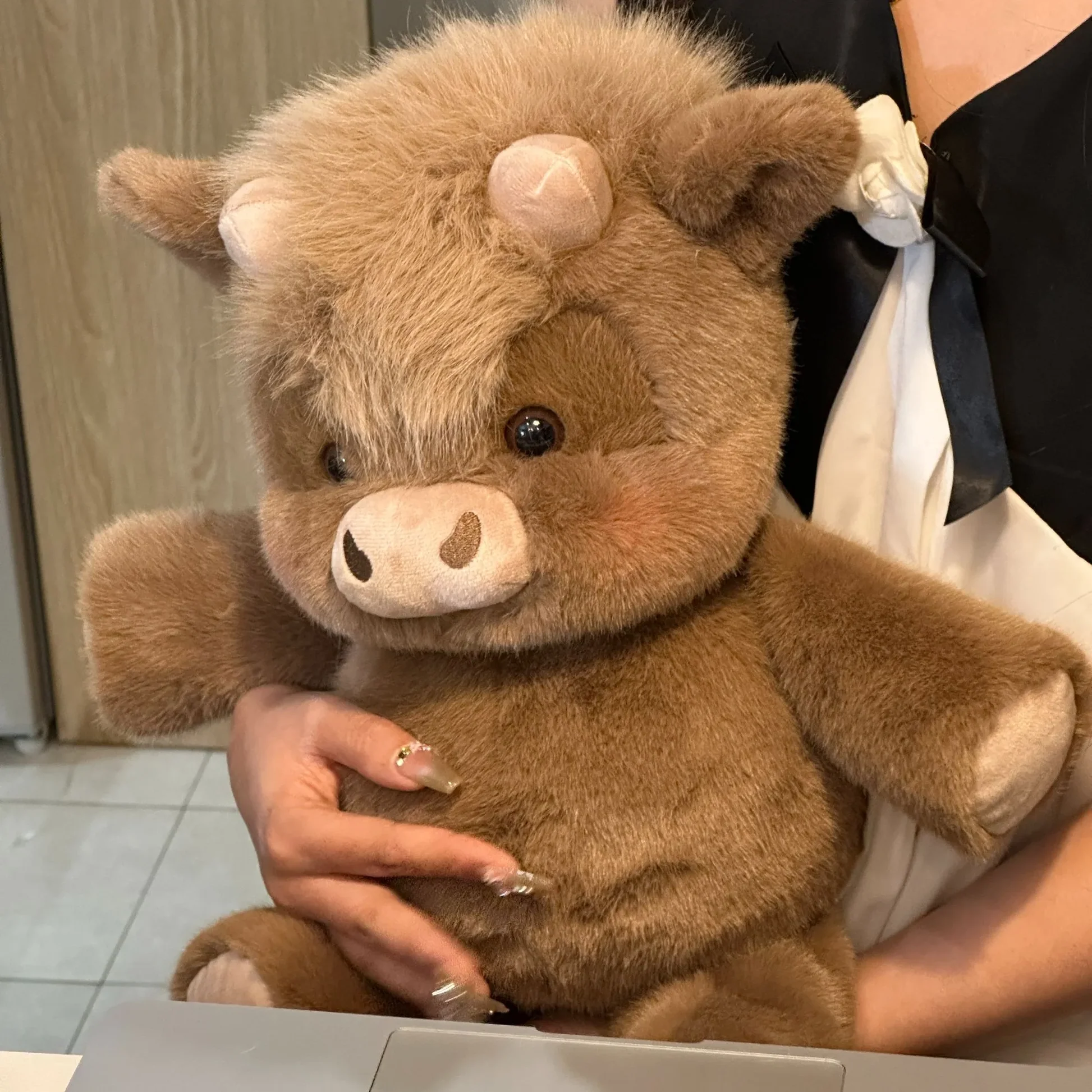 Cute Running Scottish Highland Cow Stuffed Animal（Size: H 16.5" / H 42cm）