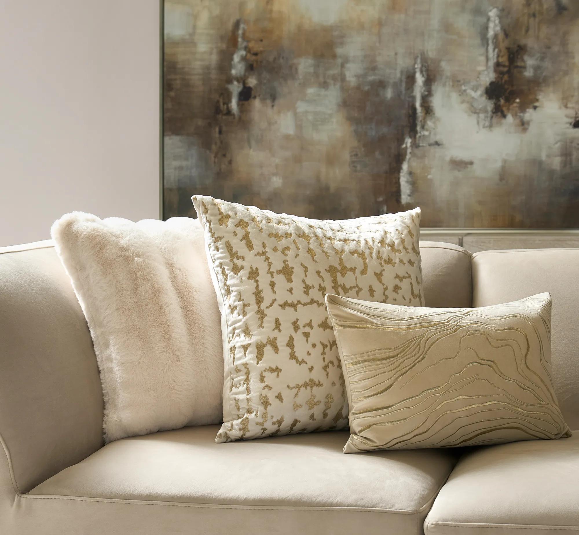 Solenne Pillow 22"