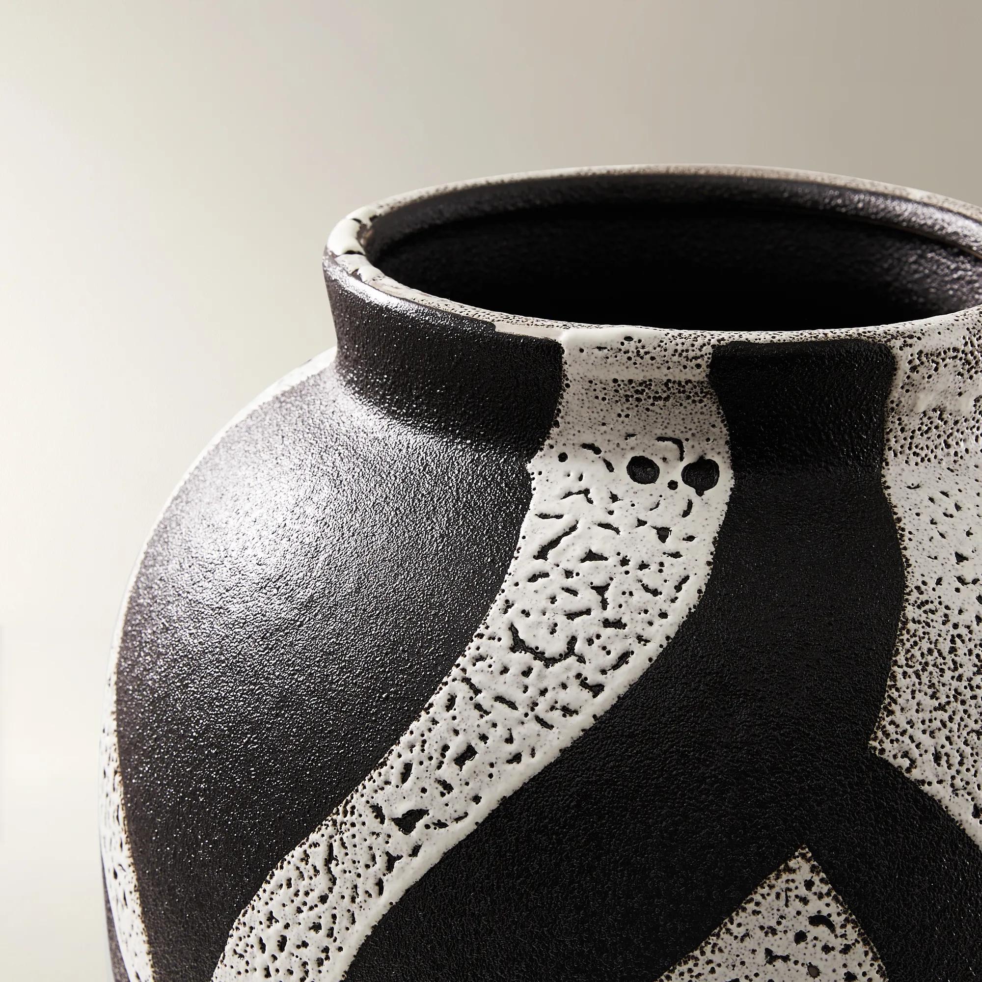 Montae Vase
