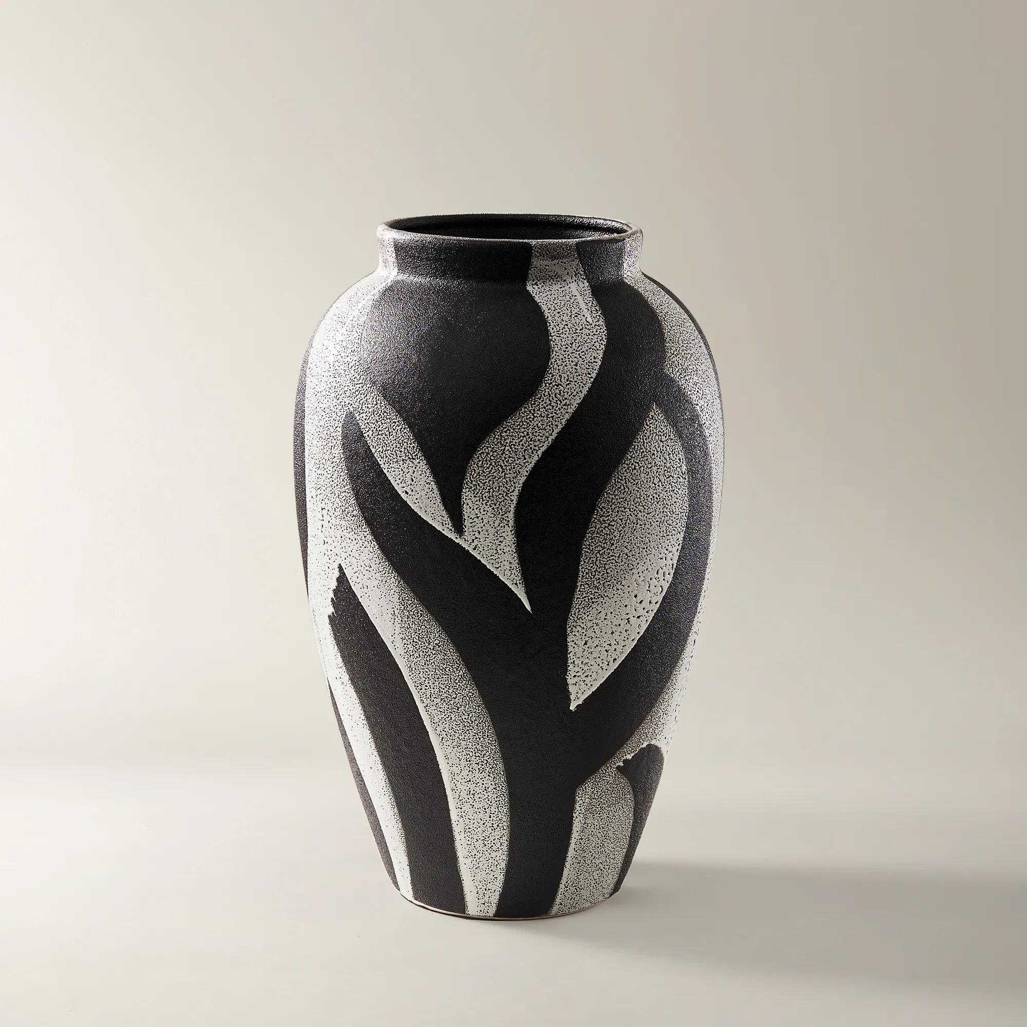 Montae Vase