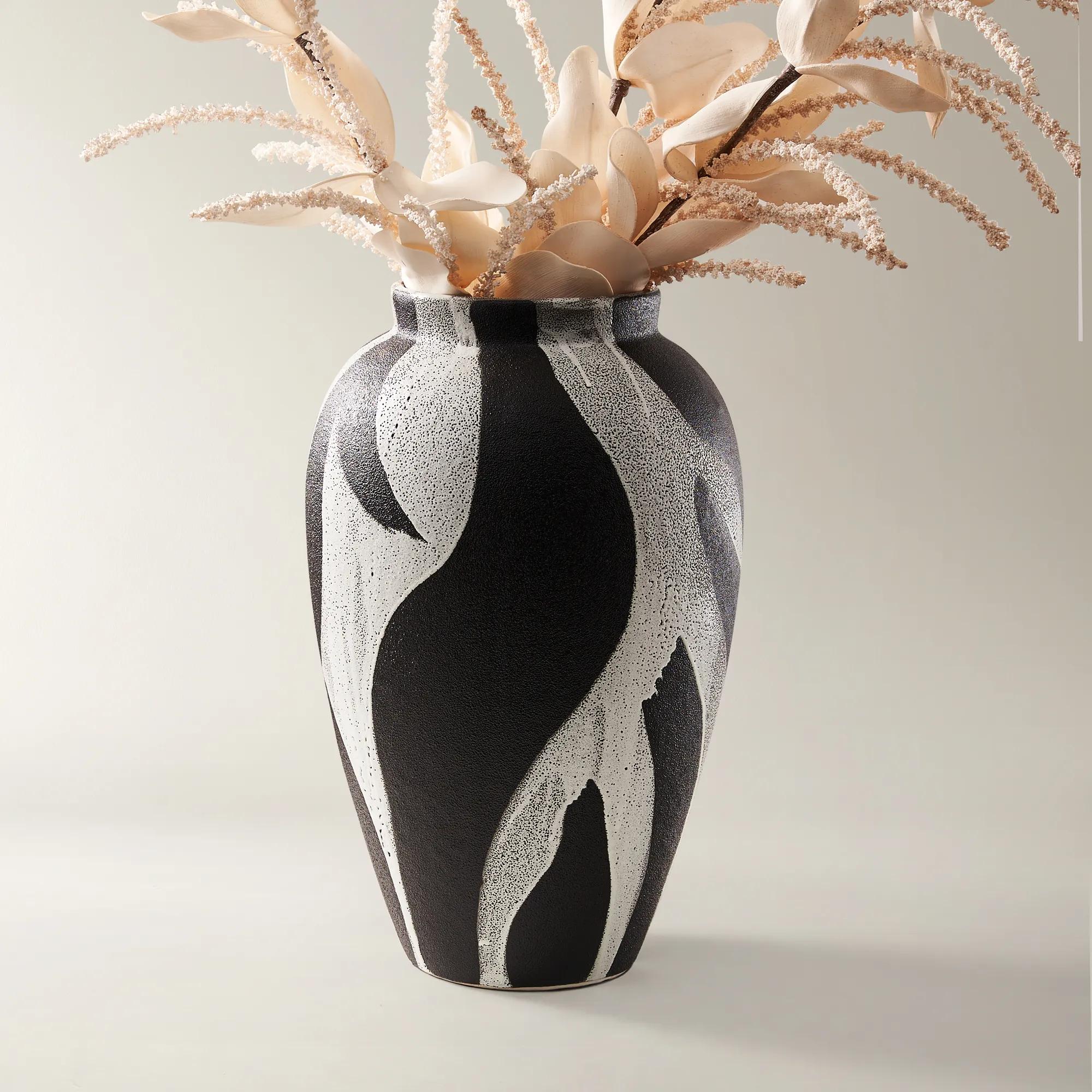 Montae Vase