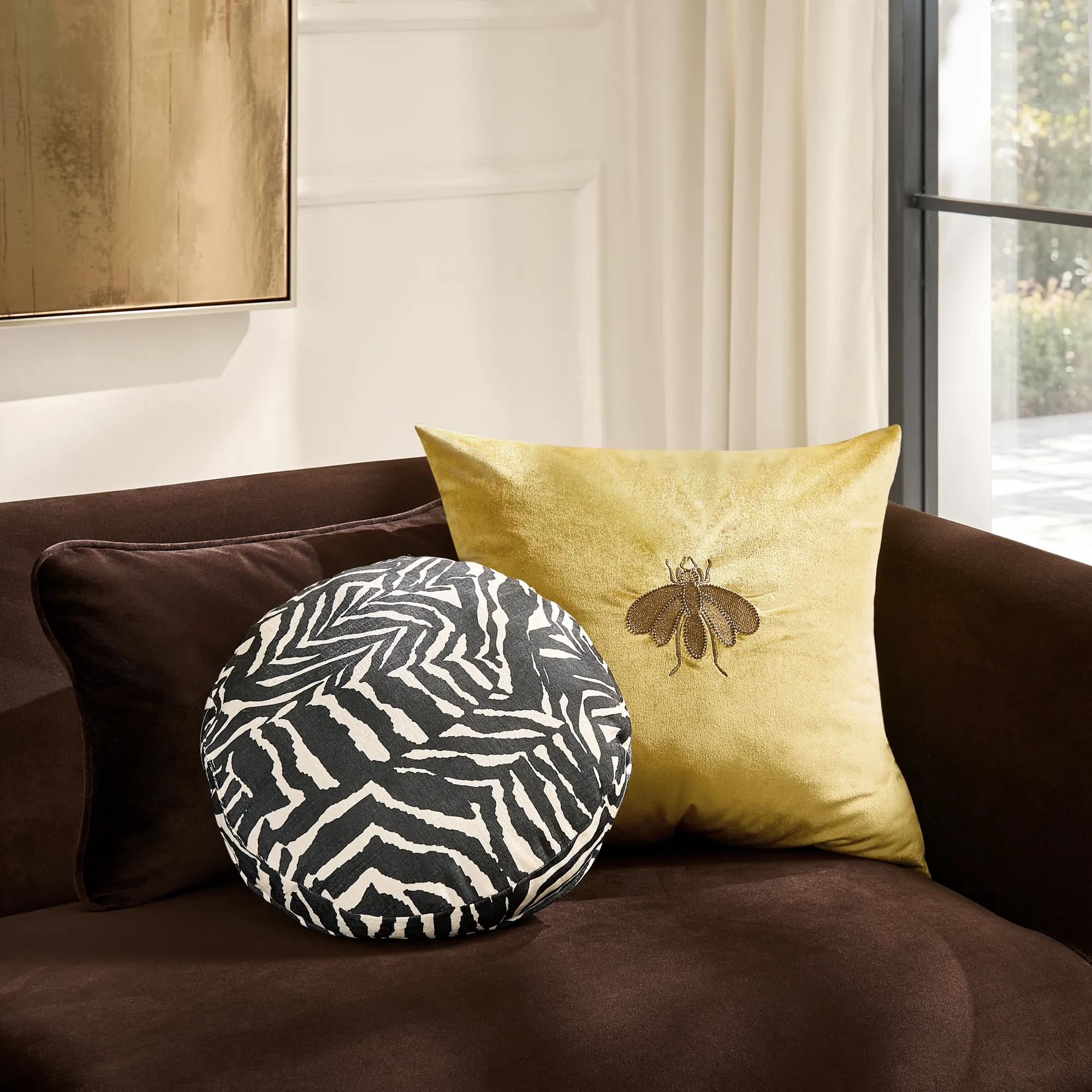 Ebba Abstract Zebra Round Pillow 15" - Black/Ivory