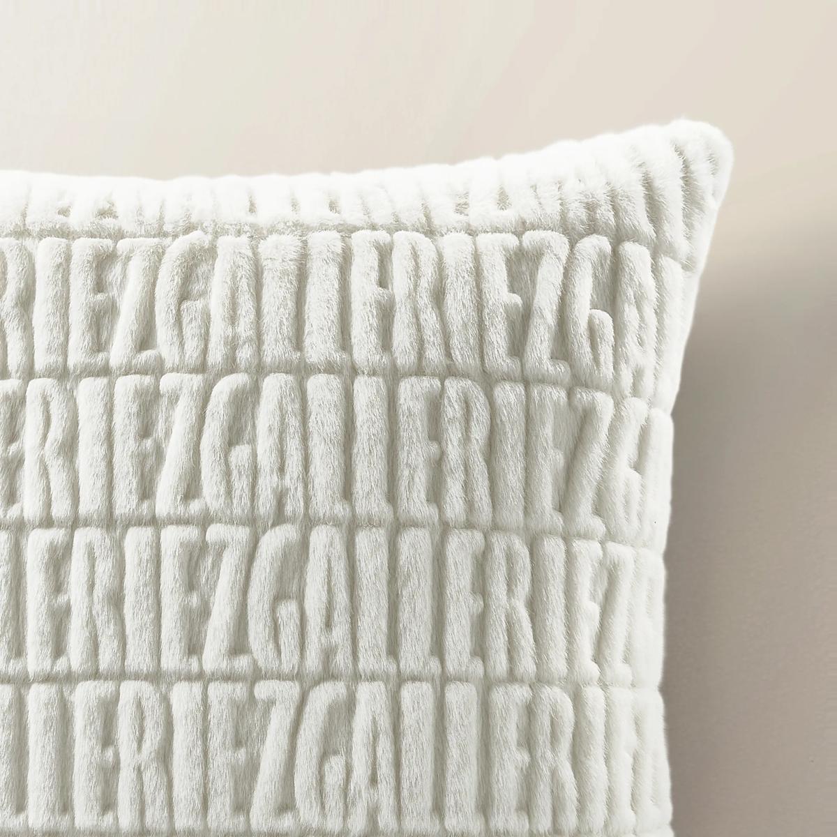 Z Carved Faux Fur Pillow 22“- Ivory