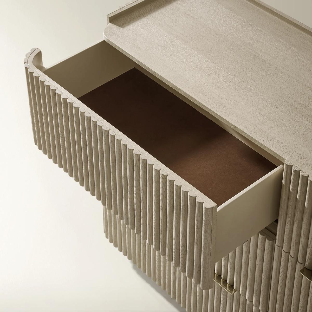 Stria Dresser