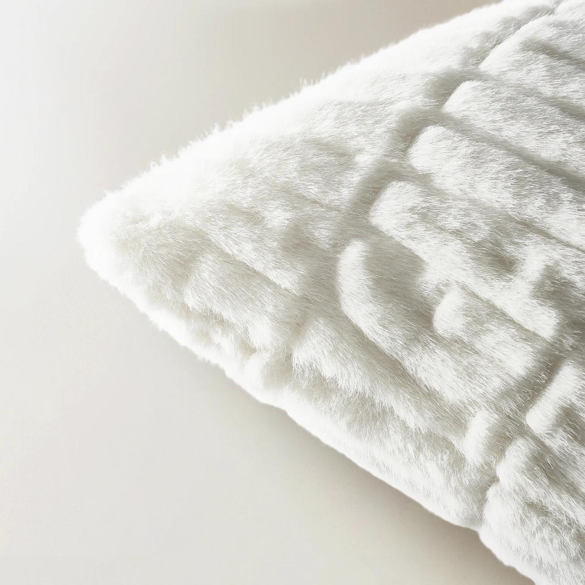 Z Carved Faux Fur Pillow 22“- Ivory