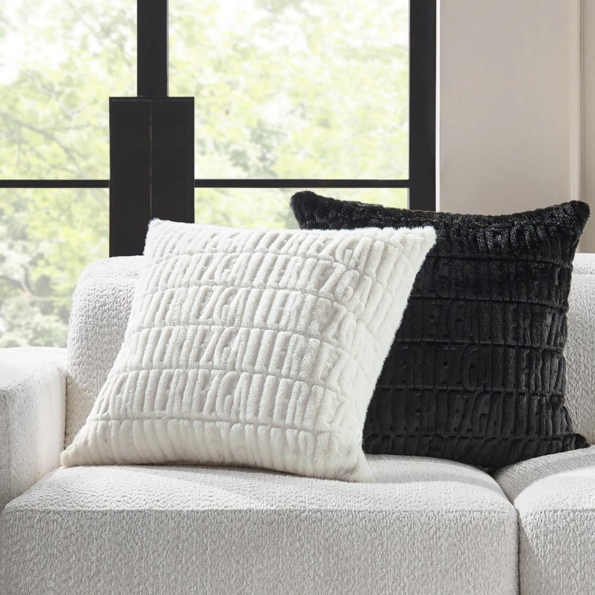 Z Carved Faux Fur Pillow 22“- Ivory