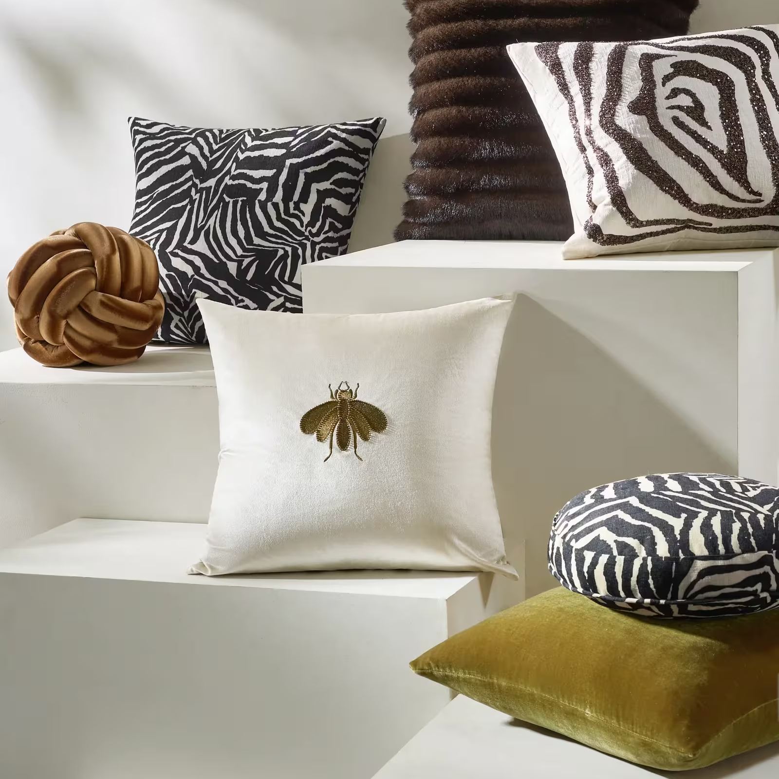 Ebba Abstract Zebra Round Pillow 15" - Black/Ivory