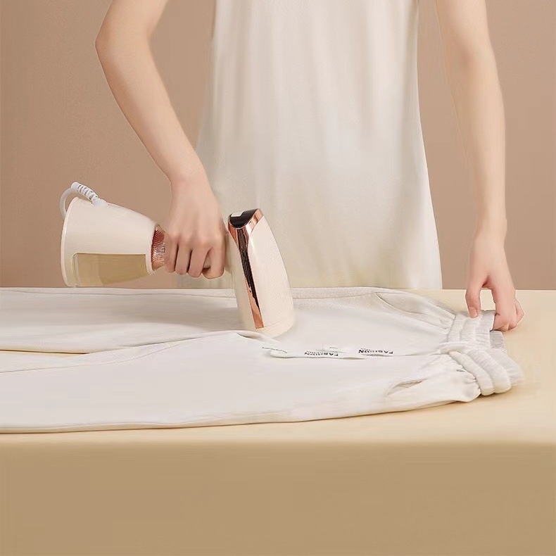 Vapren VR3 – Powerful pressurised steam that smooths stubborn wrinkles in just 15 seconds, refreshes every fabric, and goes wherever you go.