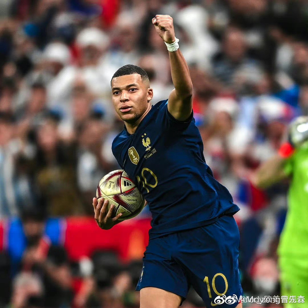 Kylian Mbappé crest