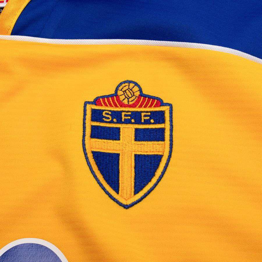 Sweden Home Shirt 2000 Size M LARSSON 20 (8/10)-League Fan Gear