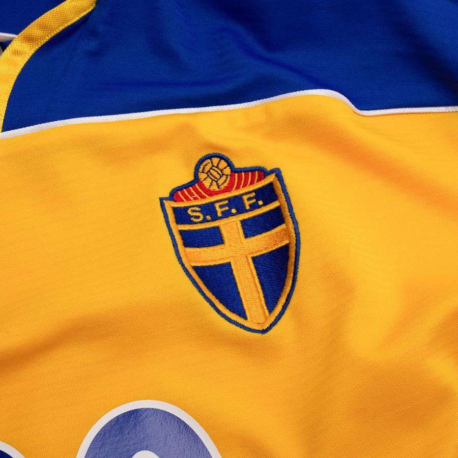 Sweden Home Shirt 2000 Size S LARSSON 20 (8/10)-League Fan Gear