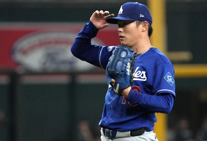 Shohei Ohtani Los Angeles Dodgers No 17 baseball jersey action look
