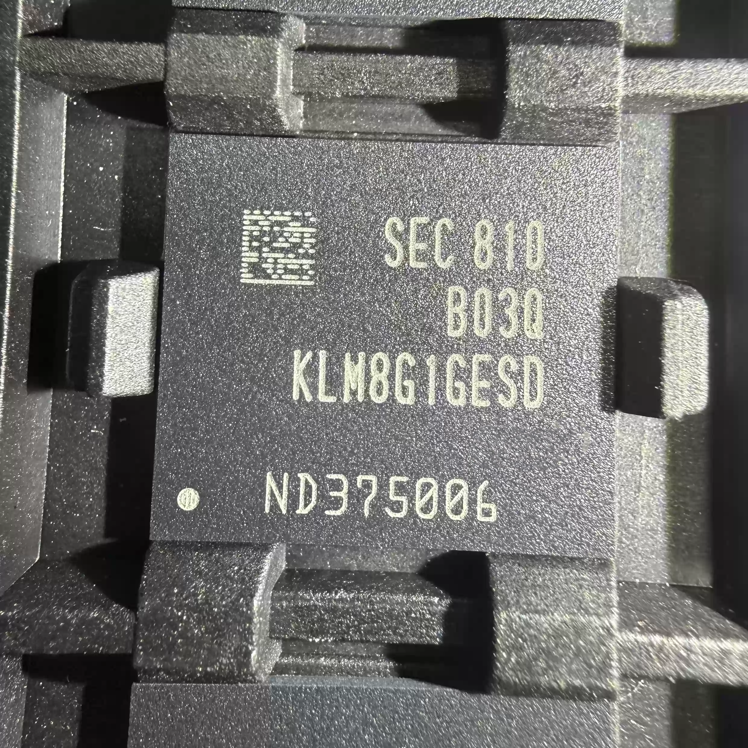 KLM8G1GESD-B03Q