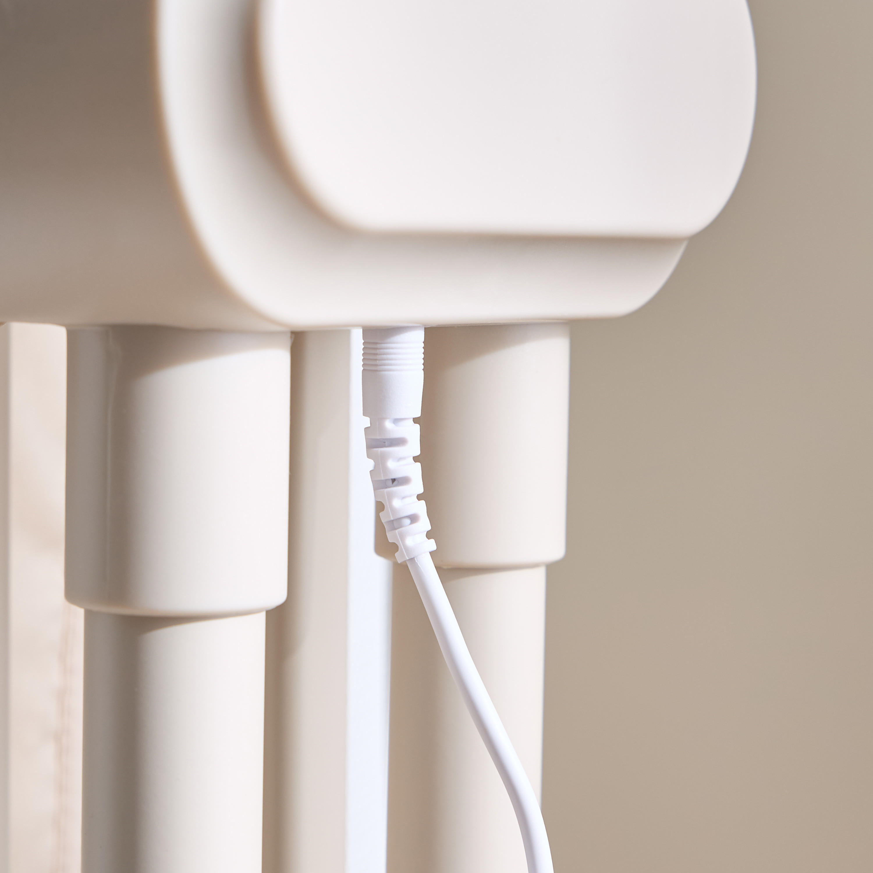 Cuna eléctrica para bebé con balanceo automático, Bluetooth, mosquitero, altura ajustable y control táctil.