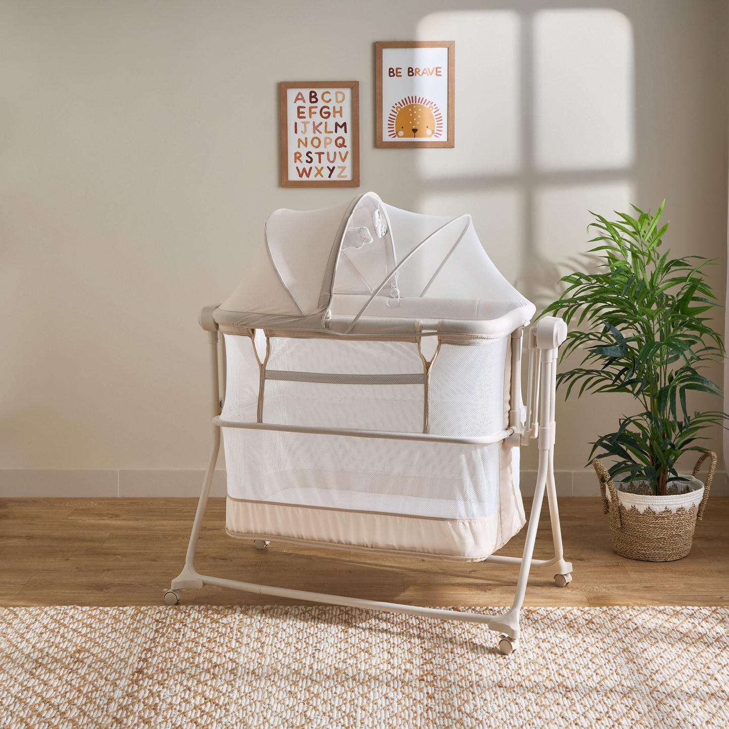 Cuna eléctrica para bebé con balanceo automático, Bluetooth, mosquitero, altura ajustable y control táctil.