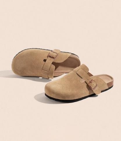 Zuecos unisex de punta cerrada. Ponte un par y siente la comodidad al instante, con ese toque relajado que te encanta. Perfectos para ir al trabajo, dar un paseo o complementar tus looks de primavera y verano.