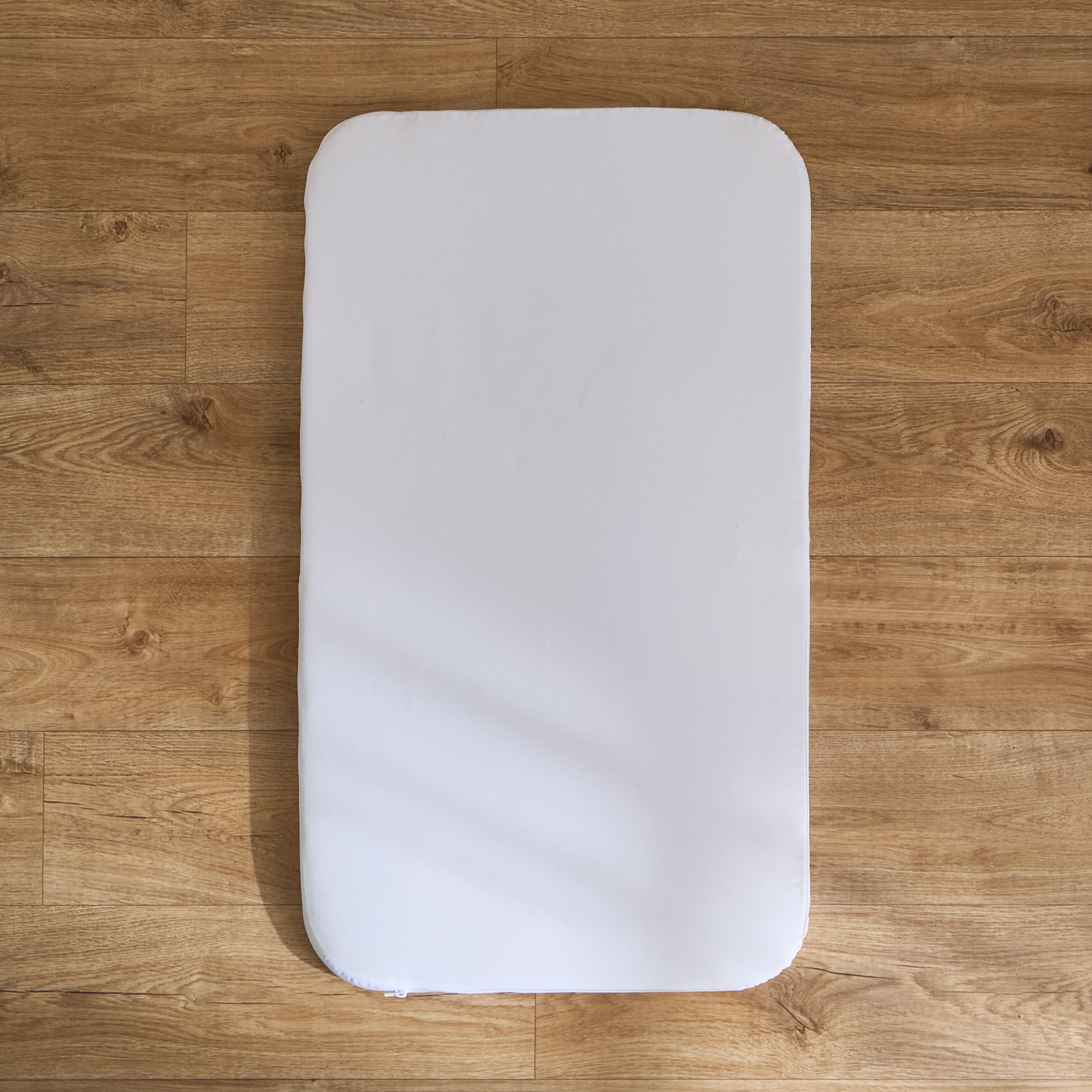 Cuna eléctrica para bebé con balanceo automático, Bluetooth, mosquitero, altura ajustable y control táctil.