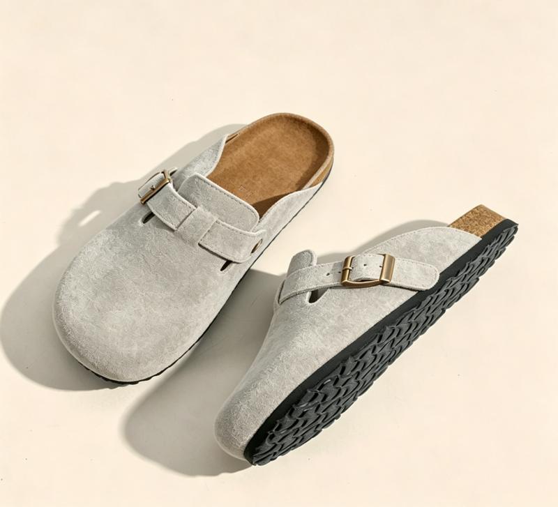 Zuecos unisex de punta cerrada. Ponte un par y siente la comodidad al instante, con ese toque relajado que te encanta. Perfectos para ir al trabajo, dar un paseo o complementar tus looks de primavera y verano.