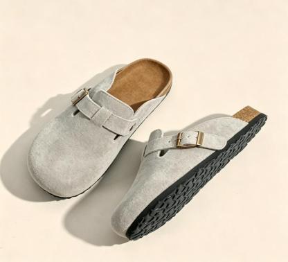 Zuecos unisex de punta cerrada. Ponte un par y siente la comodidad al instante, con ese toque relajado que te encanta. Perfectos para ir al trabajo, dar un paseo o complementar tus looks de primavera y verano.