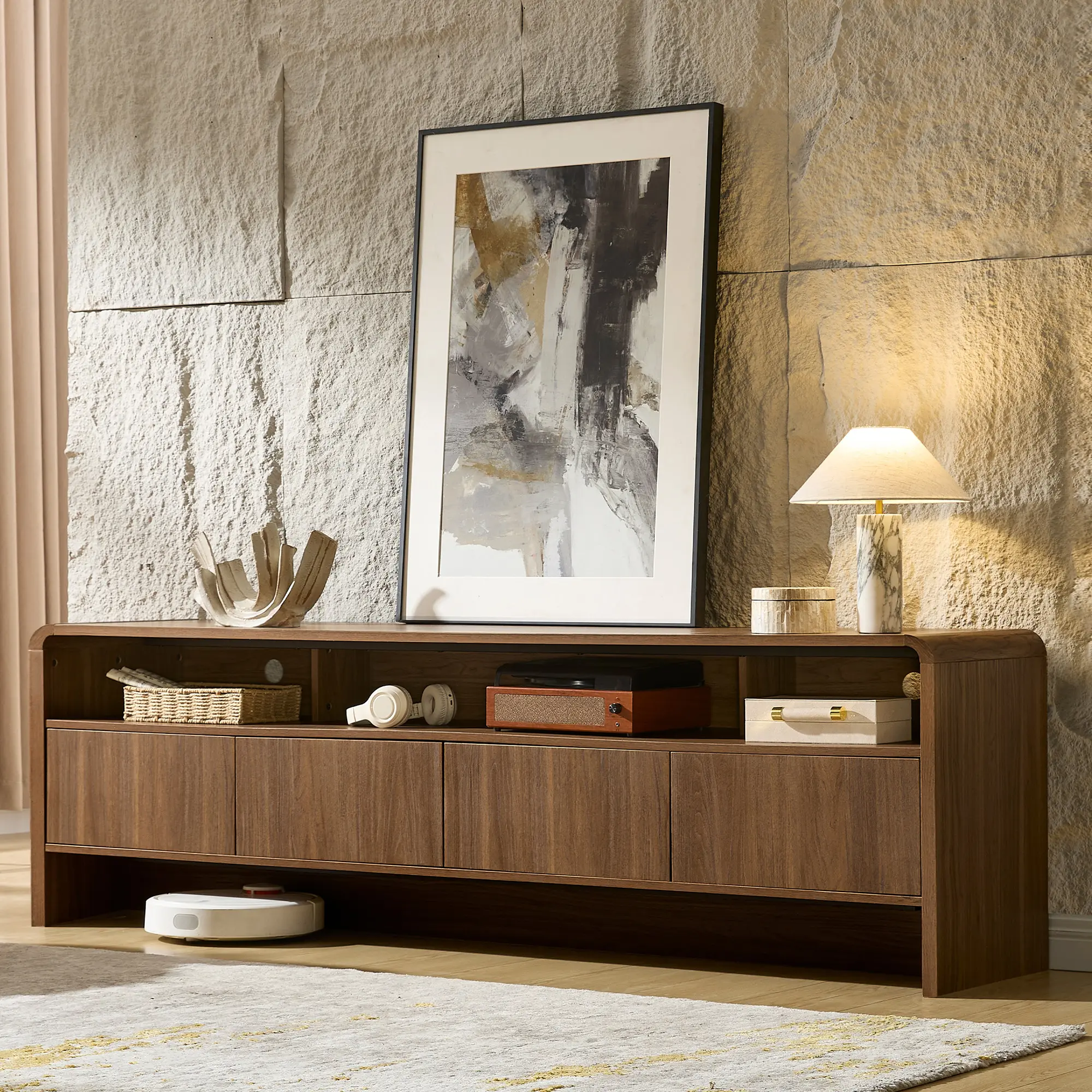 El mueble para TV moderno AMERLIFE de 70 pulgadas (compatible con televisores de hasta 80 pulgadas), fabricado en madera, presenta un diseño curvo e incluye dos armarios de almacenamiento, ideal como centro de entretenimiento multimedia para la sala de es