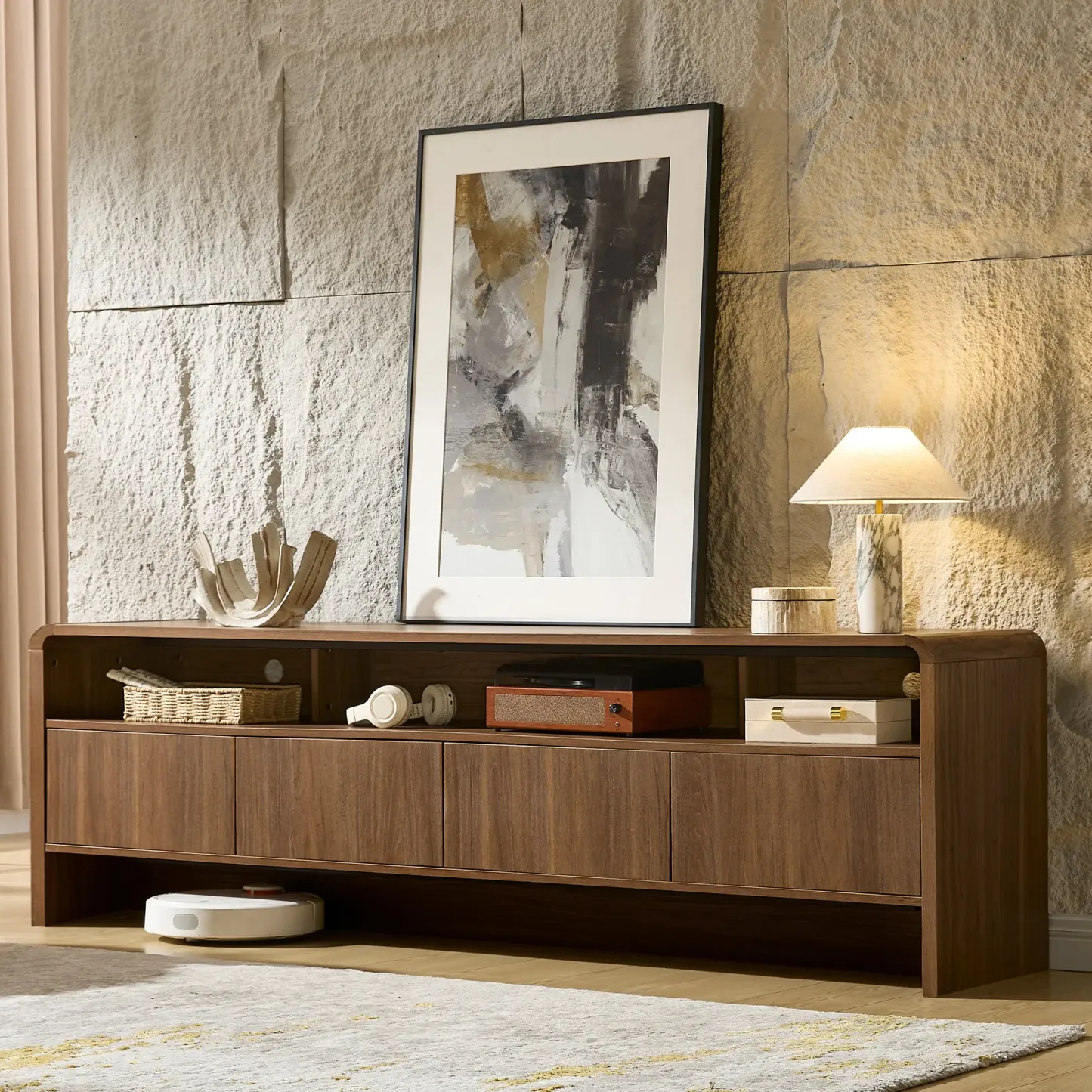 El mueble para TV moderno AMERLIFE de 70 pulgadas (compatible con televisores de hasta 80 pulgadas), fabricado en madera, presenta un diseño curvo e incluye dos armarios de almacenamiento, ideal como centro de entretenimiento multimedia para la sala de es