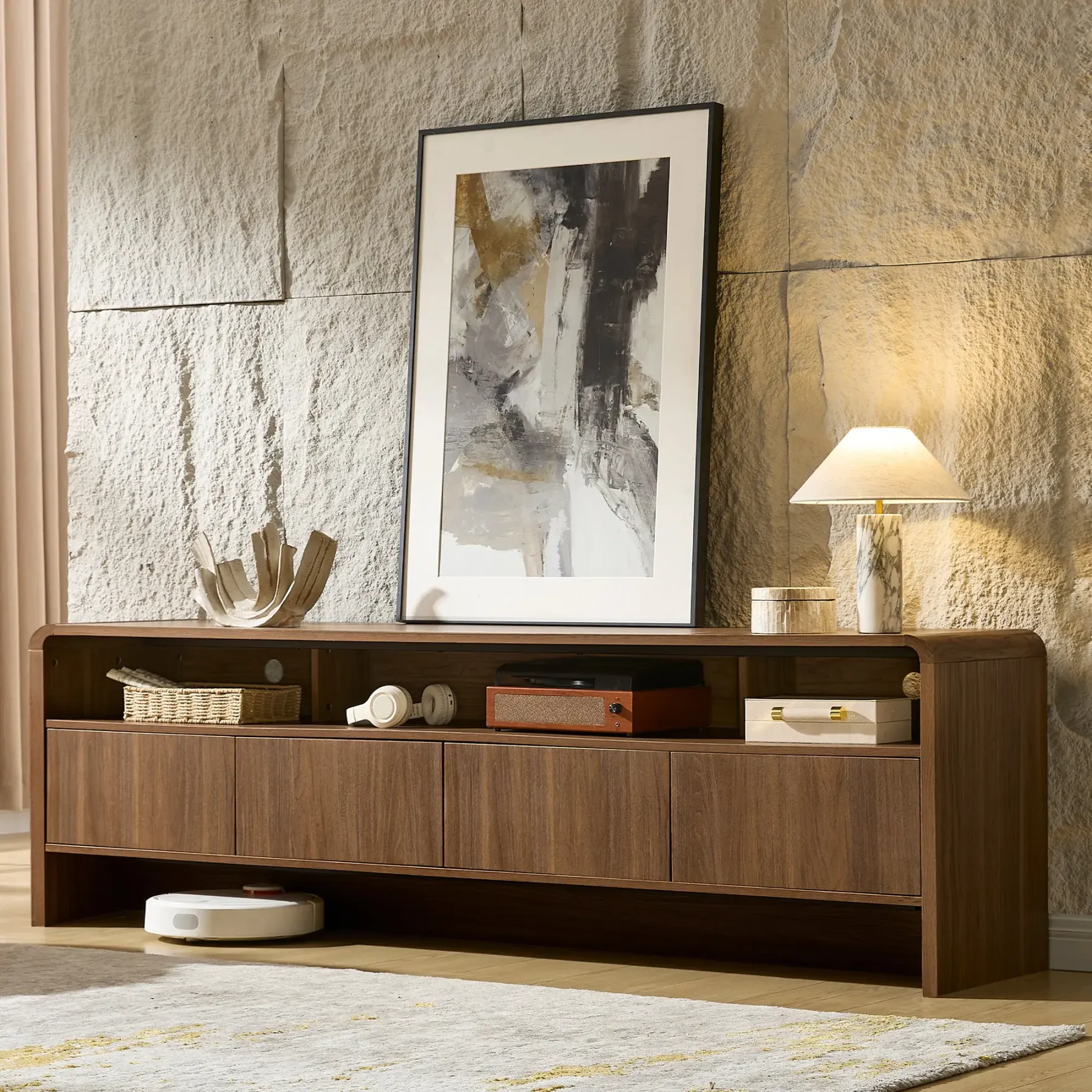 El mueble para TV moderno AMERLIFE de 70 pulgadas (compatible con televisores de hasta 80 pulgadas), fabricado en madera, presenta un diseño curvo e incluye dos armarios de almacenamiento, ideal como centro de entretenimiento multimedia para la sala de es