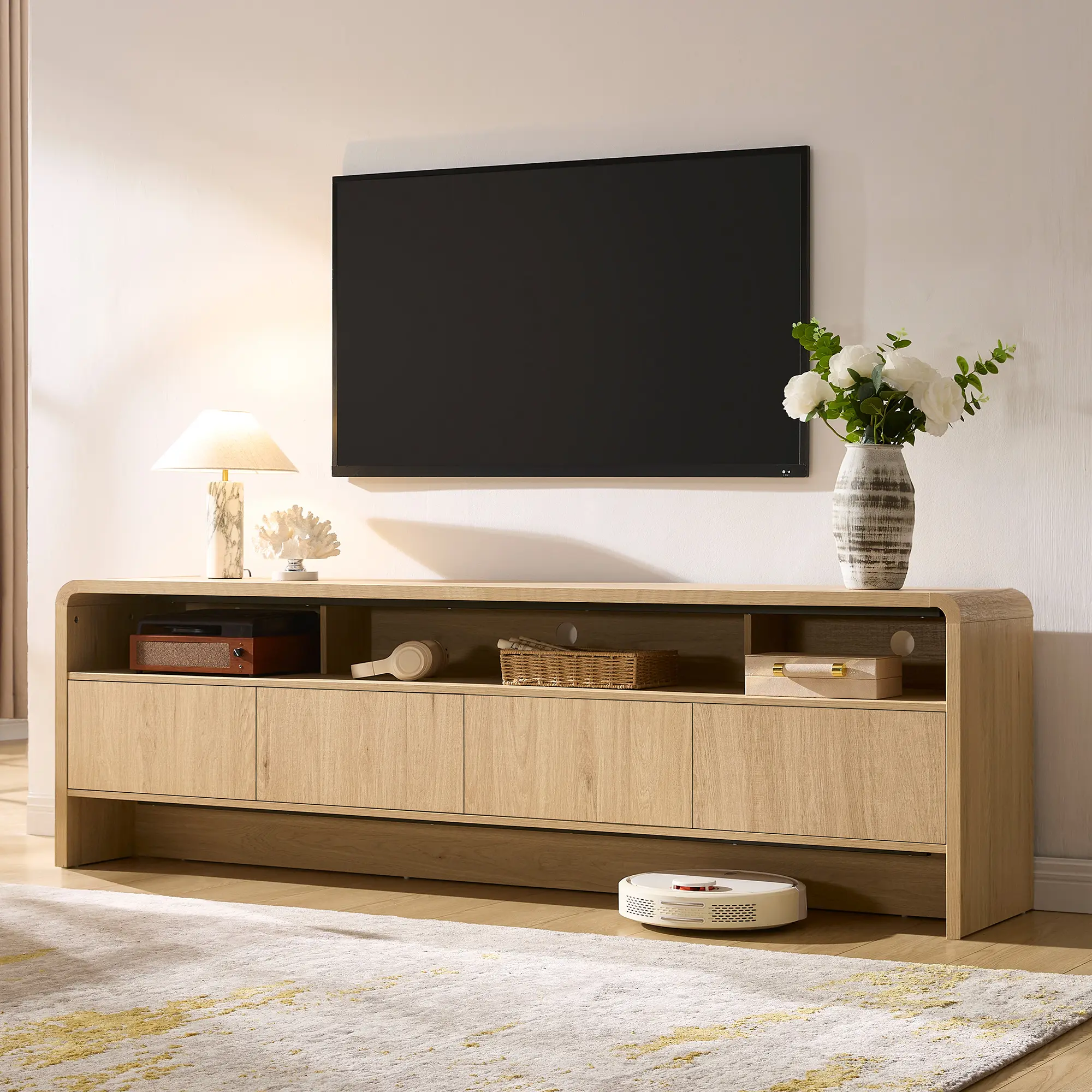El mueble para TV moderno AMERLIFE de 70 pulgadas (compatible con televisores de hasta 80 pulgadas), fabricado en madera, presenta un diseño curvo e incluye dos armarios de almacenamiento, ideal como centro de entretenimiento multimedia para la sala de es