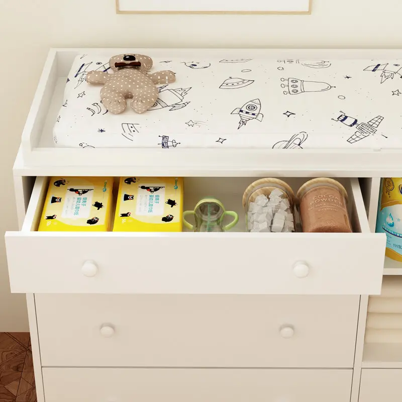 Cómoda cambiador Deborah en blanco antiguo con estantes a la vista, 5 cajones a la vista y espacio para cambiador, fabricada en madera de ingeniería de alta calidad.