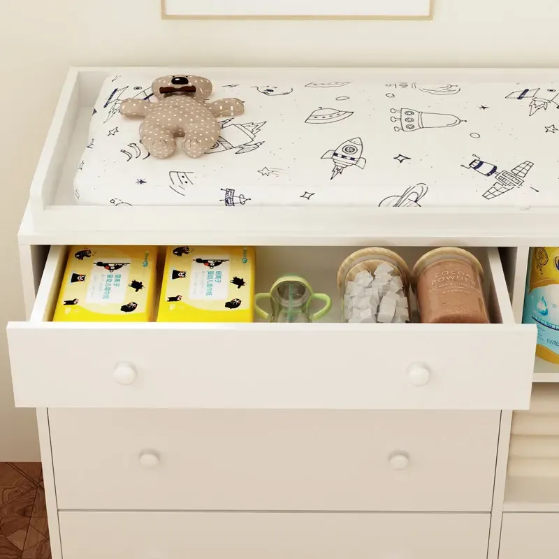 Cómoda cambiador Deborah en blanco antiguo con estantes a la vista, 5 cajones a la vista y espacio para cambiador, fabricada en madera de ingeniería de alta calidad.