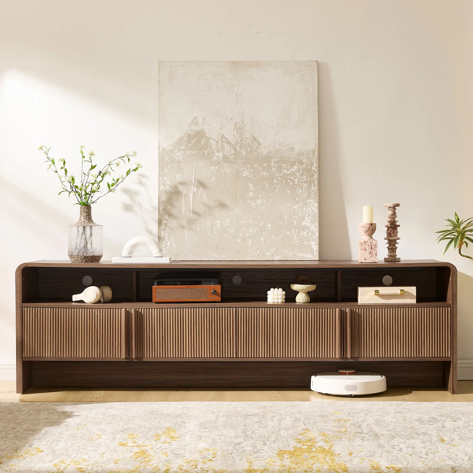 El mueble para TV moderno AMERLIFE de 70 pulgadas (compatible con televisores de hasta 80 pulgadas), fabricado en madera, presenta un diseño curvo e incluye dos armarios de almacenamiento, ideal como centro de entretenimiento multimedia para la sala de es