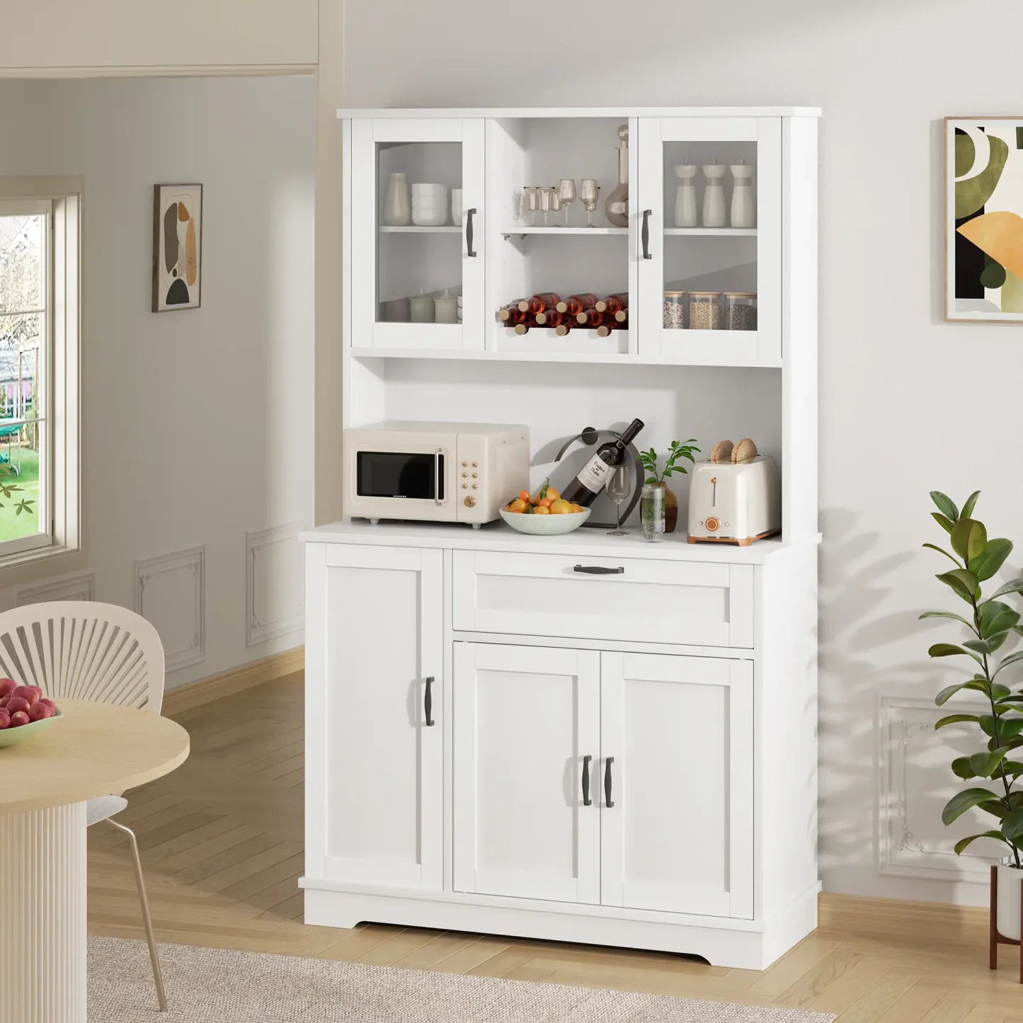 Armario de cocina Walsunny ajustable, aparador independiente con soporte para microondas, 4 puertas con estantes, estantes ajustables y botellero, color blanco.