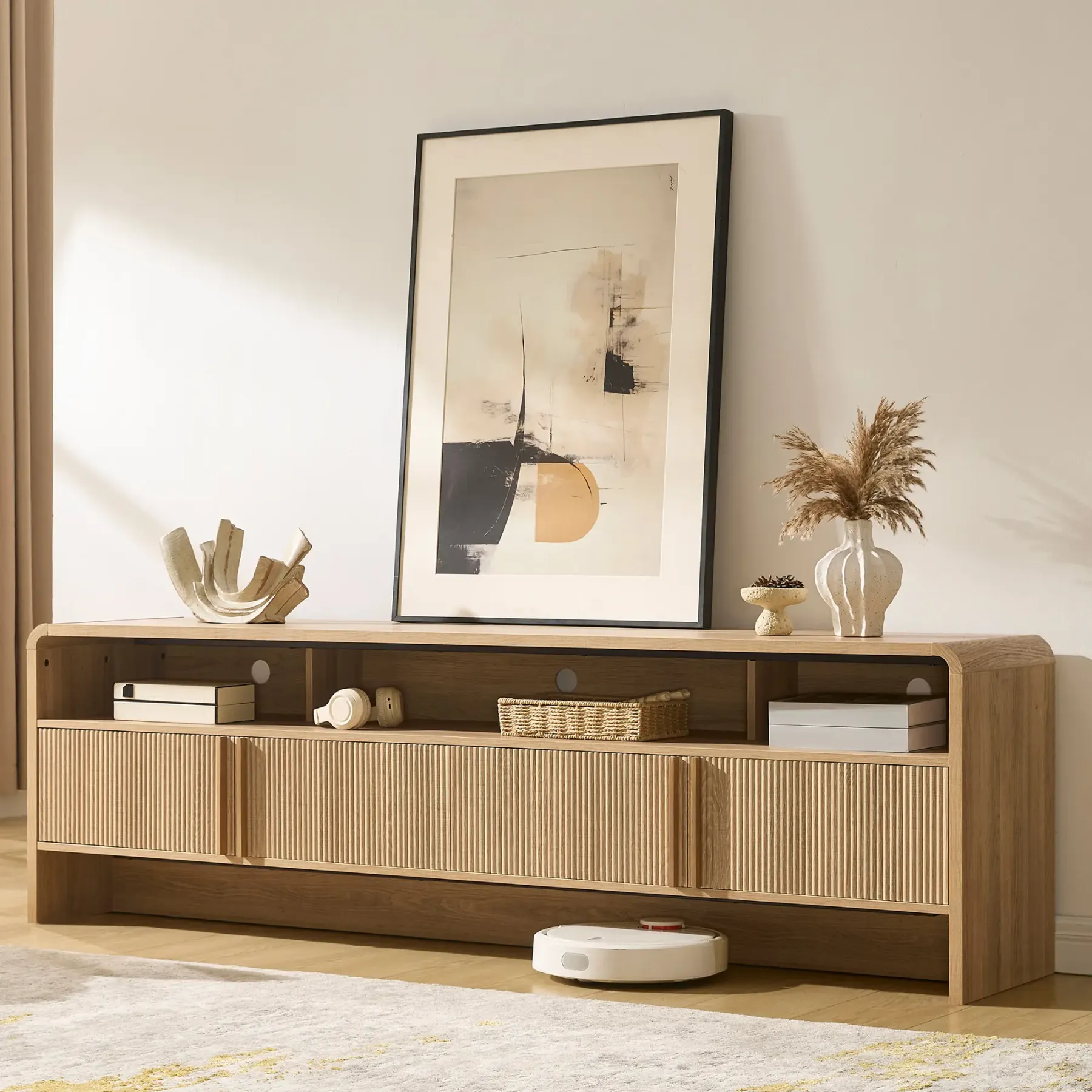 El mueble para TV moderno AMERLIFE de 70 pulgadas (compatible con televisores de hasta 80 pulgadas), fabricado en madera, presenta un diseño curvo e incluye dos armarios de almacenamiento, ideal como centro de entretenimiento multimedia para la sala de es
