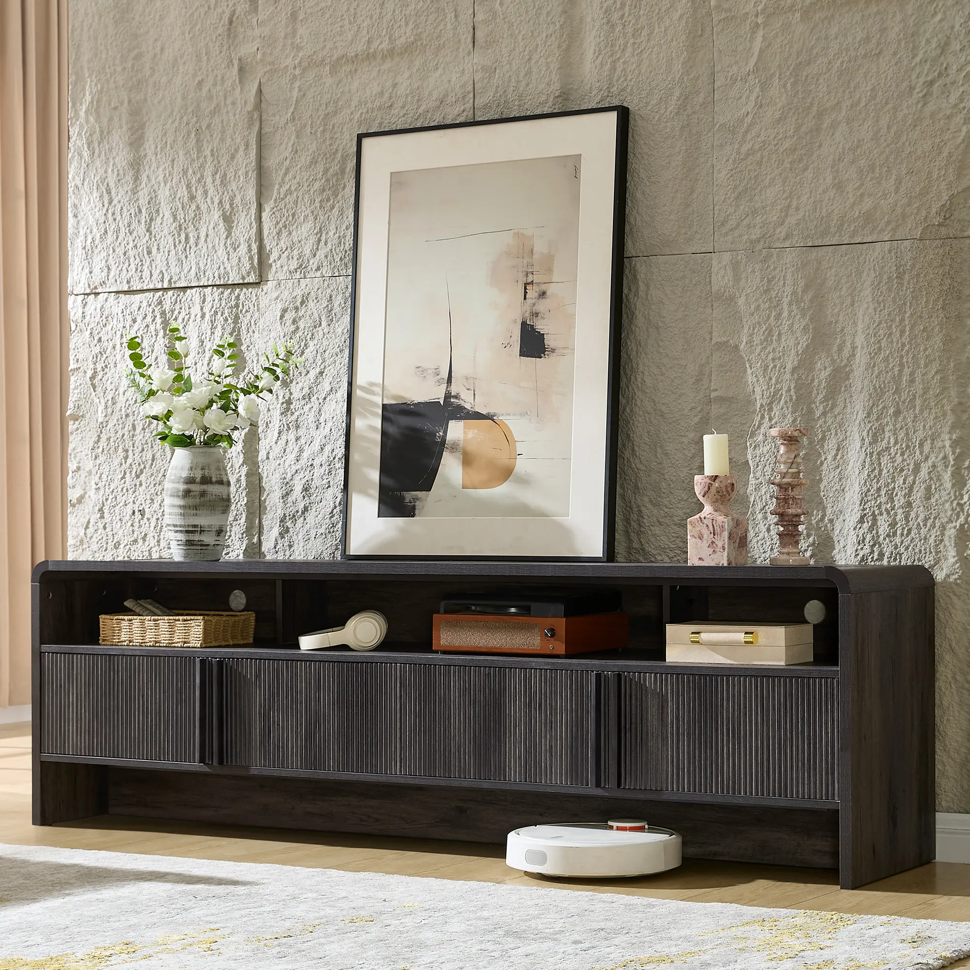 El mueble para TV moderno AMERLIFE de 70 pulgadas (compatible con televisores de hasta 80 pulgadas), fabricado en madera, presenta un diseño curvo e incluye dos armarios de almacenamiento, ideal como centro de entretenimiento multimedia para la sala de es