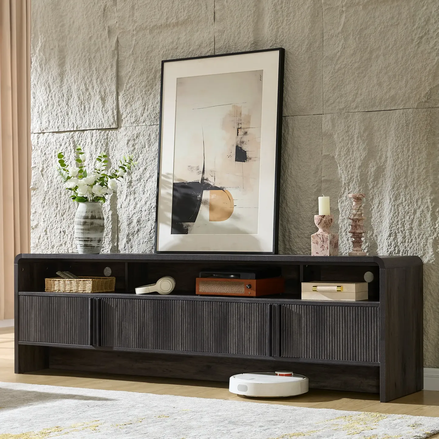 El mueble para TV moderno AMERLIFE de 70 pulgadas (compatible con televisores de hasta 80 pulgadas), fabricado en madera, presenta un diseño curvo e incluye dos armarios de almacenamiento, ideal como centro de entretenimiento multimedia para la sala de es