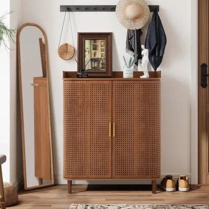 Zapatero Giratree de 5 niveles: mueble organizador de madera estilo boho con estantes ajustables y puertas curvas de hierro y ratán; mueble decorativo ideal para la entrada, el pasillo o la sala de estar.