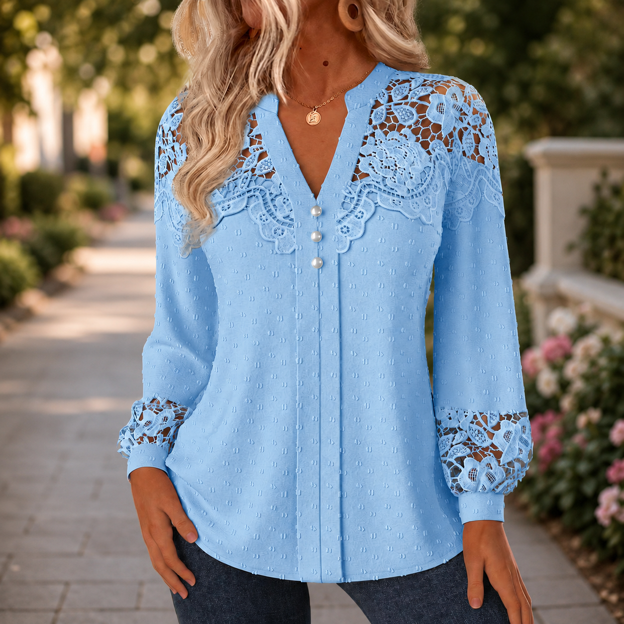 🌸Elegante Damenbluse mit floraler Spitze, V-Ausschnitt und edlen Zierknöpfen✨