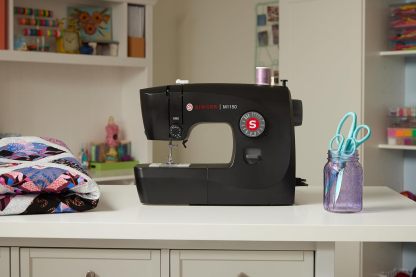 SINGER M1150 - Máquina de coser ligera y portátil con 45 aplicaciones de puntadas, luz LED y ojal de 4 pasos | Se utiliza para reparar y coser