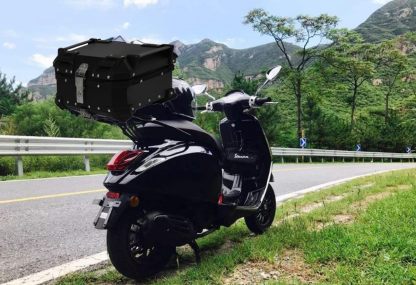 LWCHUANG - Caja superior para motocicleta, caja trasera de aleación de aluminio de 28 L, caja superior impermeable para motocicleta con bloqueo de seguridad y herramientas de instalación, adecuada