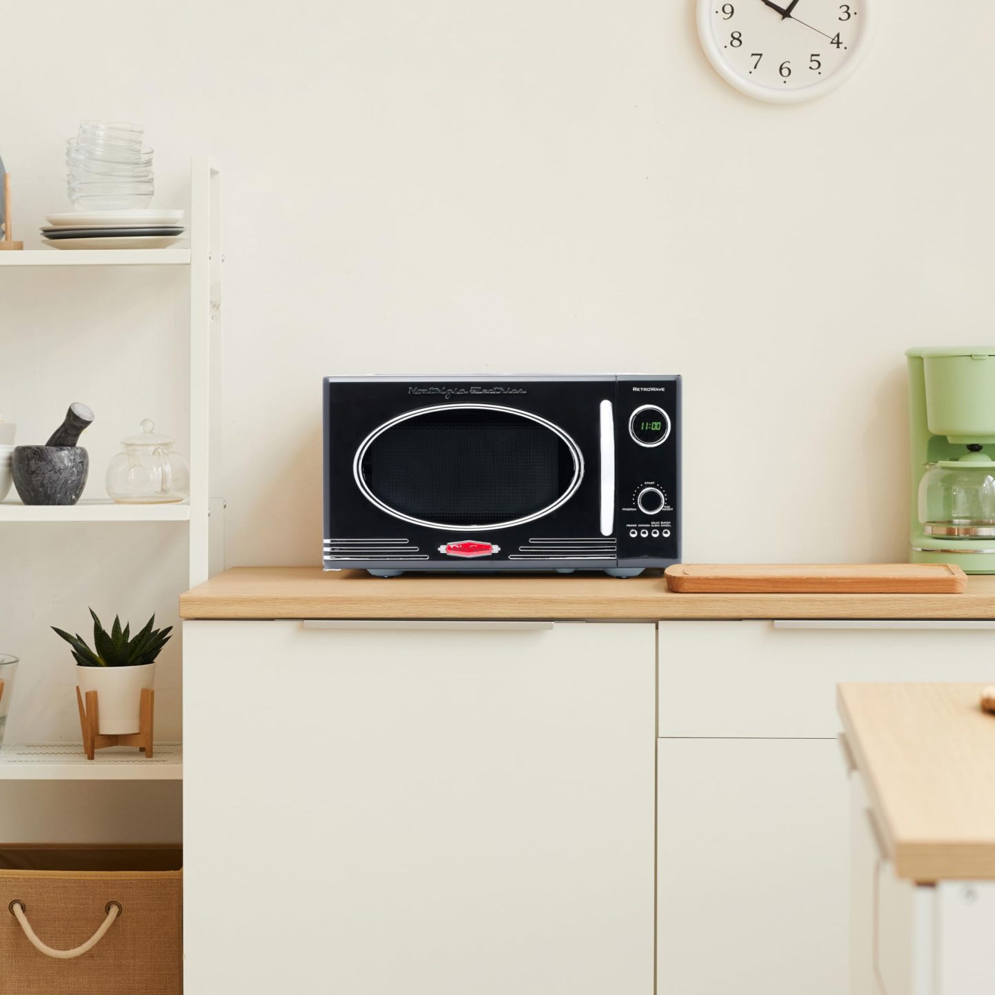 Nostalgia - Horno de microondas retro para encimera de mediados de siglo, tamaño grande de 900 W, 0.9 pies cúbicos, 8 ajustes de cocción preprogramados, reloj digital, electrodomésticos de cocina,