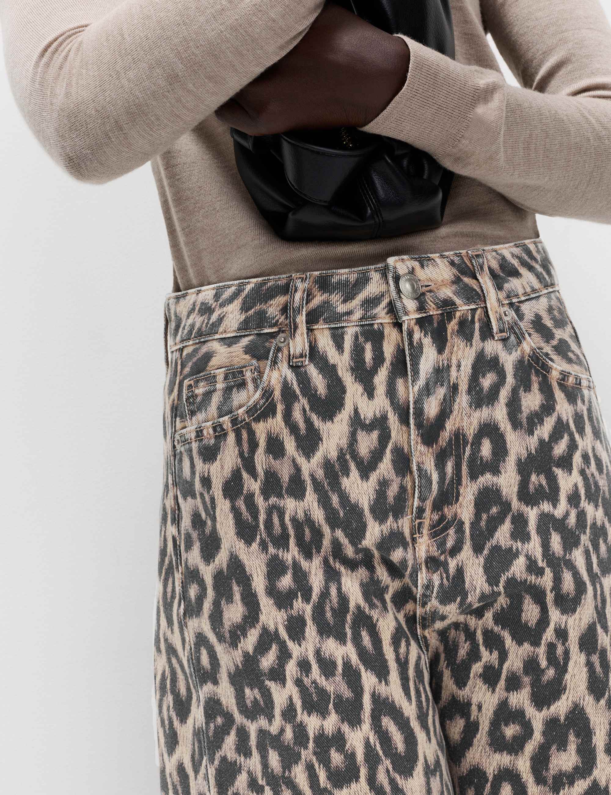 Mid Rise Animal Barrel Jeans