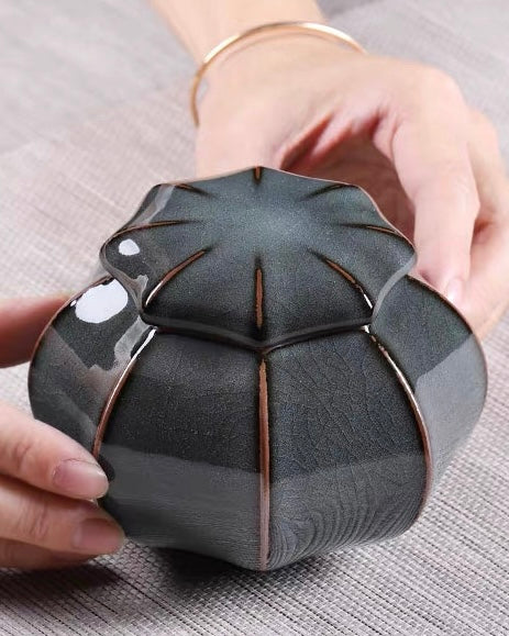 Raised natural reddish-brown rib lines creating distinct layered visual rhythm across jar surface by Kungfuyang
