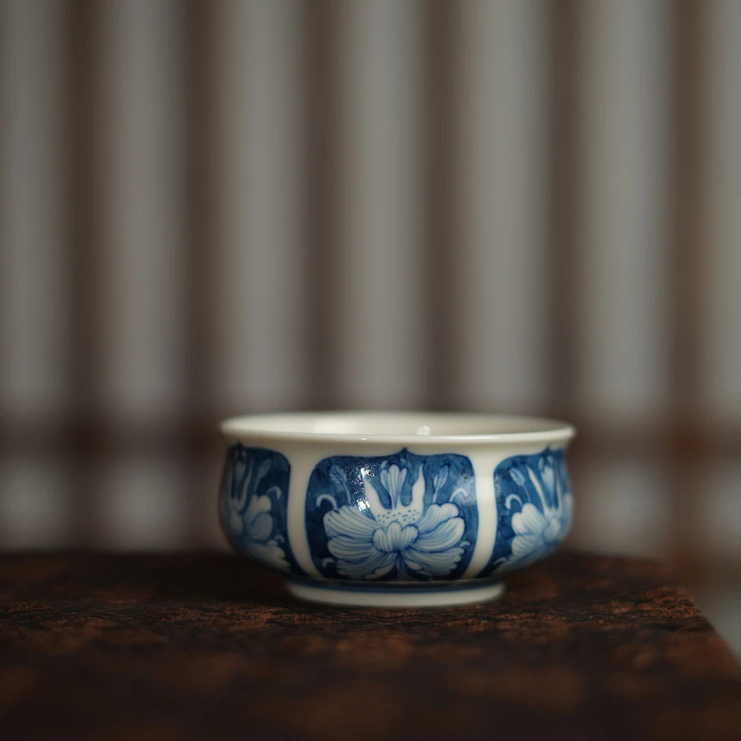 Kungfuyang Antique-Style Blue-and-White Peony Teacup 100ml, product view 5