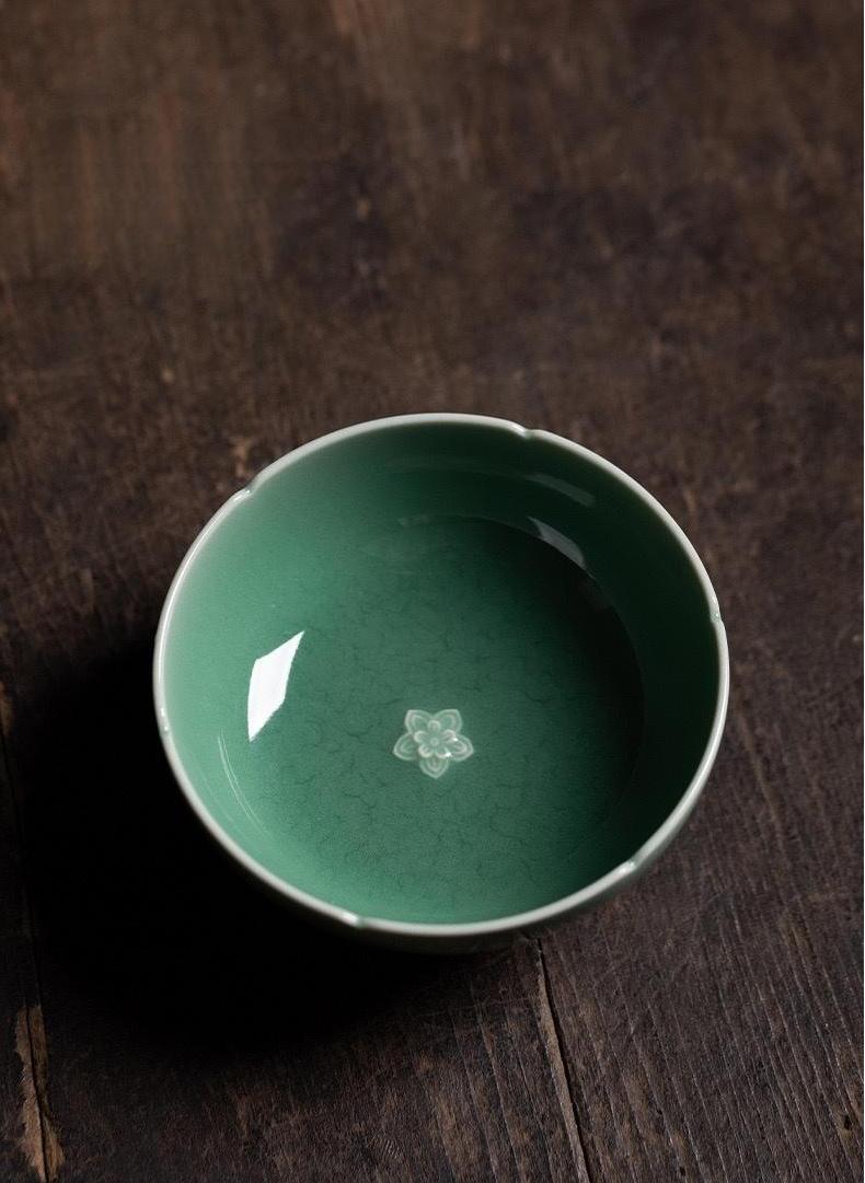 Kungfuyang Longquan Celadon Plum Blossom Hand-carved Pattern Host Teacup, product view 6