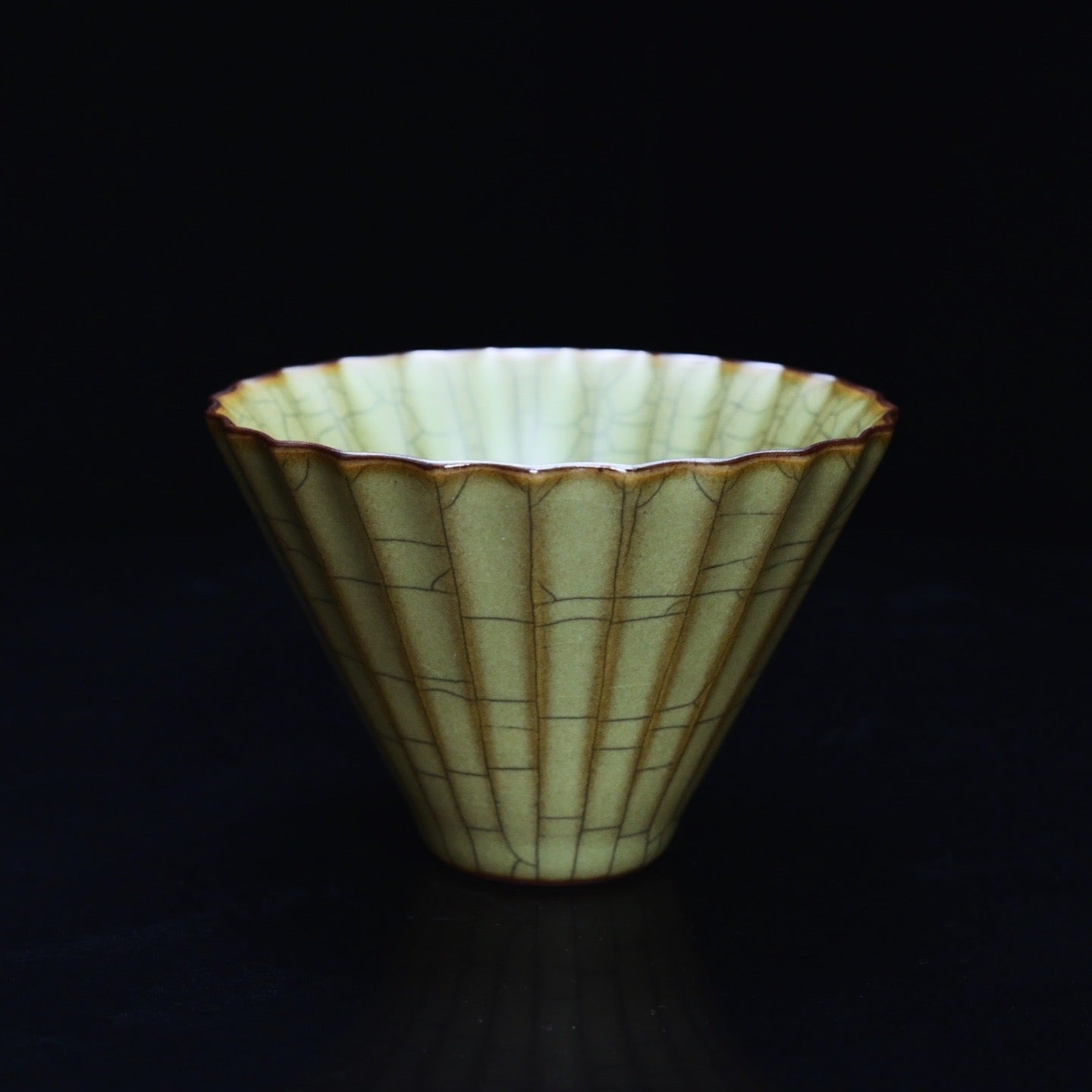 Kungfuyang Longquan Celadon – Ge Kiln Daisy Host Teacup, product view 1